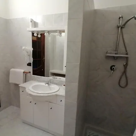 Amo' Le Langhe לינה וארוחת בוקר 3*